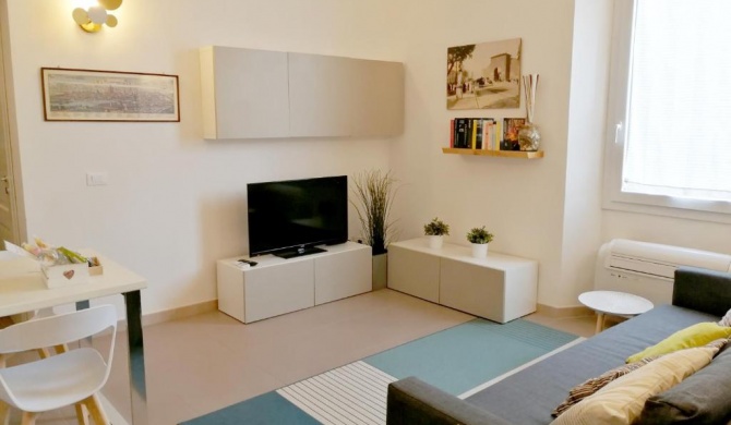 Spacious 2BR sleeps 6 just 5 mins with tram to city center and station