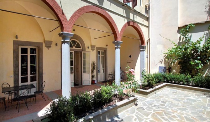 Piazza Ciompi Apartment With Private Garden