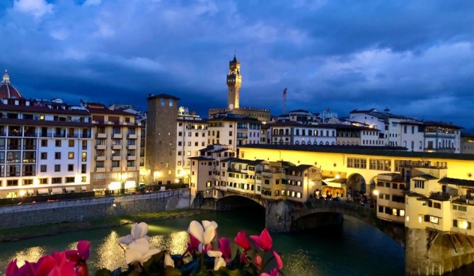 Ponte Vecchio View Luxury Apartment