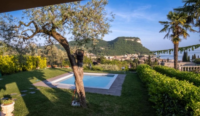 Love Nest with Pool and Lake view