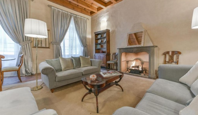 Pontormo apartment with fireplace in Oltrarno