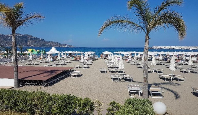 GIARDINI NAXOS A 500mt DAL MARE